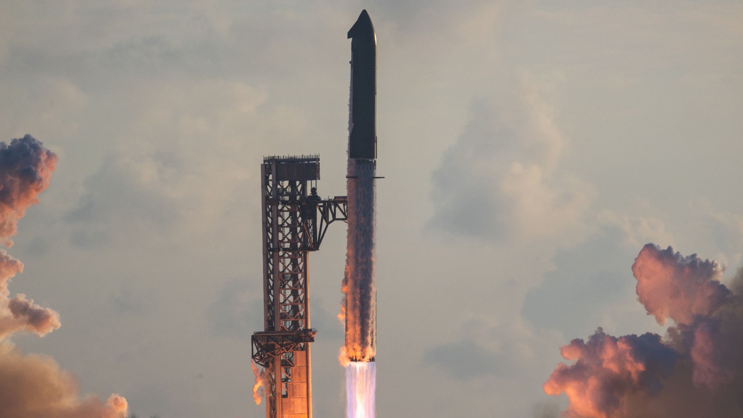 SpaceX Starship Reaches Orbit for the First Time, Then Explodes